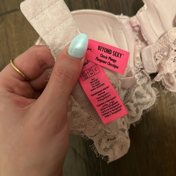 LA SENZA Beyond Sexy - Classic Plunge 32C - Picture 3 of 3